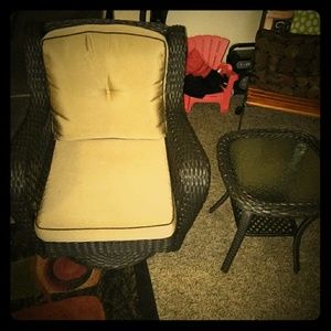 One glider patio chair with the matching table !